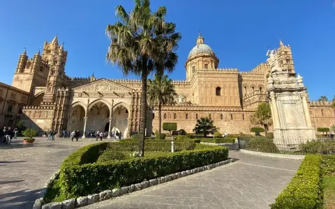 La Cattedrale di Palermo, un must per chi cerca cosa vedere a Palermo, con la sua maestosa architettura e il rigoglioso giardino.