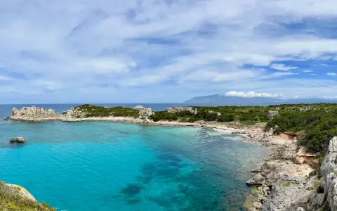 Acque cristalline e rocce scolpite dal vento sull'isola di Pianosa, un paradiso naturale incontaminato.