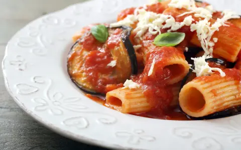 Pasta alla Norma, un classico da provare se ti chiedi cosa mangiare a Catania. Melanzane, pomodoro e ricotta salata.