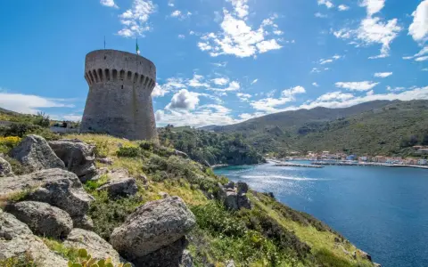 Torre del Giove, un simbolo dell'isola di Capraia, domina il golfo azzurro con le sue antiche mura.