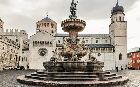 Fontana del Nettuno e Duomo di Trento, un'ottima introduzione per cosa vedere a Trento in un giorno.