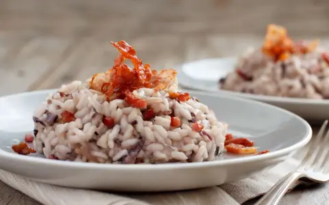 Risotto cremoso con radicchio e croccante guanciale, un'ottima idea su cosa mangiare a Treviso.