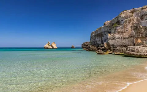 Acque cristalline e scogliere imponenti: un assaggio delle 10 spiagge più belle del Salento.