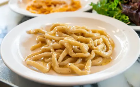 Pici cacio e pepe, un classico da provare per capire cosa mangiare a Siena.