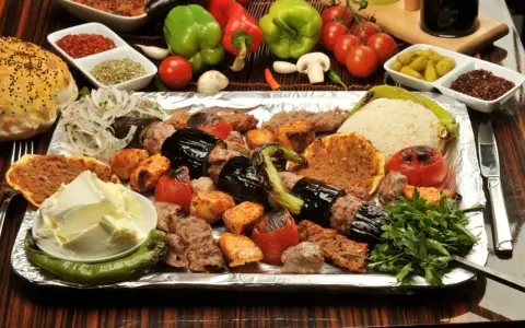 Un assaggio di cosa mangiare a Istanbul: un piatto ricco di kebab, melanzane, pomodori arrostiti, riso e pane.