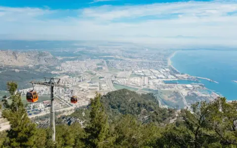 Panoramica di Antalya vista dall'alto con funivia. Un'ottima prospettiva per scoprire cosa vedere in questa città turca.