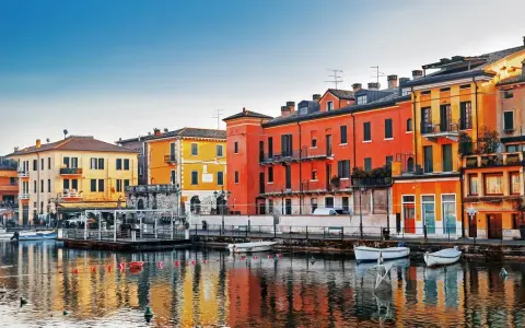 Colorate case affacciate sull'acqua, un incantevole scorcio di una delle tante città da visitare nel nord Italia.