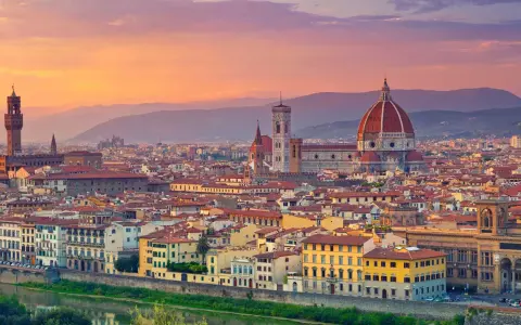 Panorama di Firenze al tramonto, con il Duomo e Palazzo Vecchio. Un'idea di cosa vedere a Firenze in un giorno, tra arte e storia.