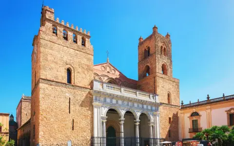 Monreale: cosa vedere? L'imponente Duomo con le sue torri campanarie domina la piazza, un capolavoro normanno da non perdere.