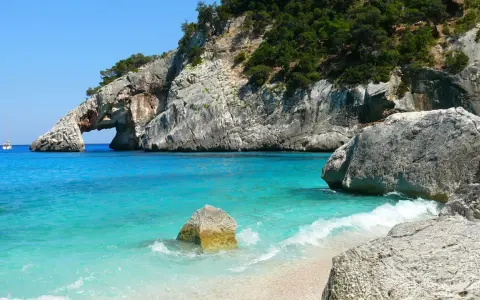 Arco naturale su mare cristallino, un sogno per il tuo tour Sardegna 7 giorni.