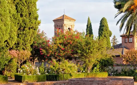 Giardini fioriti e torre moresca, un assaggio di cosa vedere a Granada in un giorno.