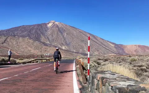 Ciclista pedala verso il vulcano Teide, un'ottima meta per scoprire le Canarie dove andare.
