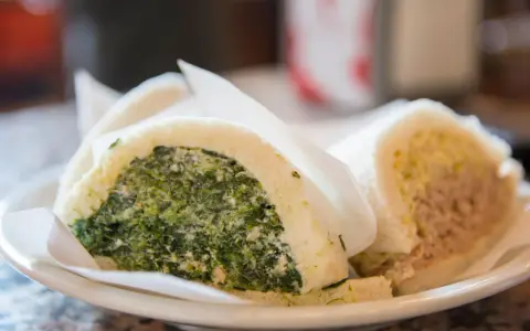 Tramezzini con spinaci e ricotta, e uno con tonno e maionese, gustosi piatti tipici veneziani.