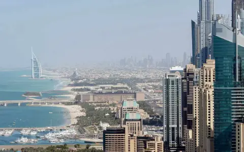 Panoramica di Dubai con grattacieli moderni, il Burj Al Arab e il mare. Ideale per scoprire cosa vedere a Dubai in 3 giorni.