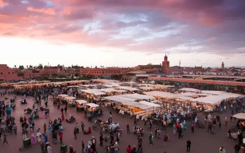 Piazza Jemaa el-Fna a Marrakech al tramonto, un luogo vibrante che fa chiedere: marrakech quanti giorni servono per viverla appieno?