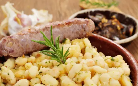 Salsiccia con patate e gamberi, un'idea gustosa su cosa mangiare a Barcellona.