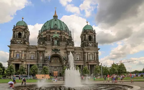 Fontana davanti al Duomo di Berlino, un'ottima idea per cosa fare a Berlino, con persone che si godono la giornata.