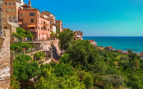 Case colorate a picco sul mare, giardini lussureggianti e scorci mozzafiato: ecco cosa vedere a Grottammare, un gioiello marchigiano.