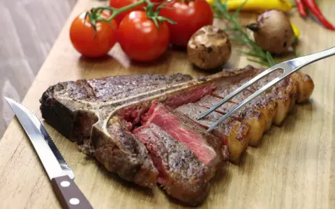 La bistecca alla fiorentina perfetta, succulenta e cotta al punto giusto, è un must per chi cerca dove mangiare la fiorentina a Firenze.