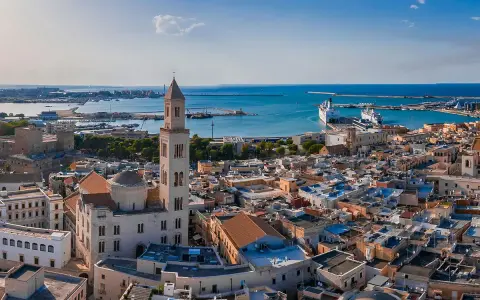 Vista aerea di Bari con la Basilica di San Nicola e il porto. Perfetto per scoprire cosa vedere a Bari in 3 giorni.