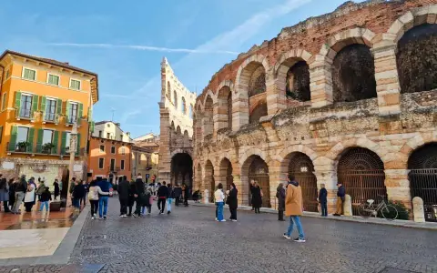 Piazza Bra a Verona, con l'Arena e palazzi colorati. Un'ottima idea per cosa vedere a Verona in un giorno, tra storia e vita cittadina.