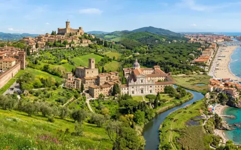 Borghi medievali, un'abbazia imponente e la costa: ecco cosa vedere vicino Pisa per un viaggio indimenticabile.