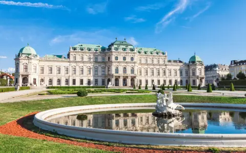 Palazzo Belvedere, un gioiello per cosa vedere a Vienna in 3 giorni, con fontana e giardini curati.