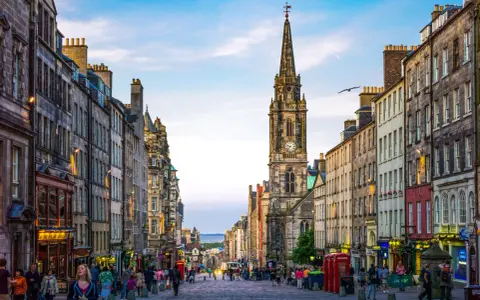 Edimburgo: la strada principale con la torre dell'orologio, perfetta per scoprire cosa vedere a Edimburgo in 3 giorni.
