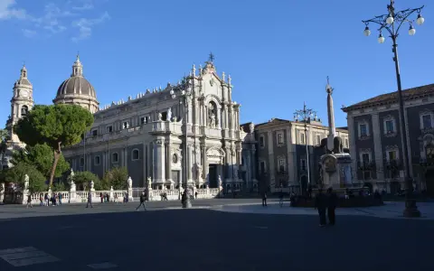 Piazza del Duomo a Catania: la Cattedrale, la fontana dell'Elefante e l'obelisco. Ideale per scoprire cosa vedere a Catania in un giorno.