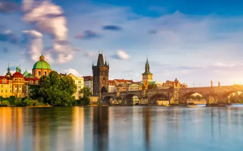 Ponte Carlo e il fiume Moldava, un'icona per il tuo itinerario Praga 3 giorni.