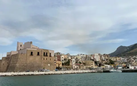 Castellammare del Golfo cosa vedere: il castello medievale domina il porto, con case colorate che si arrampicano sulla collina.