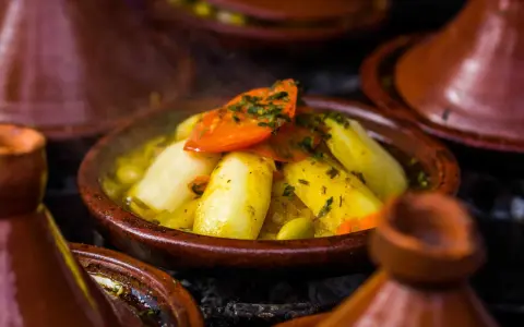 Un saporito tajine di verdure, con patate, pomodori e olive, è un must per chi cerca cosa mangiare a Marrakech.