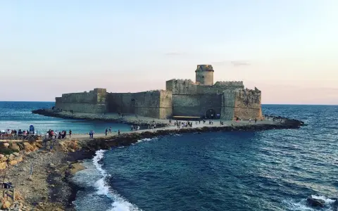 Castello Aragonese a picco sul mare, un must tra le cose da vedere a Crotone. Passeggiata panoramica e storia.