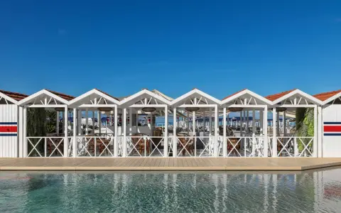 Filetti di pesce fresco e un tuffo in piscina a Forte dei Marmi. Un'oasi di relax con vista mare.