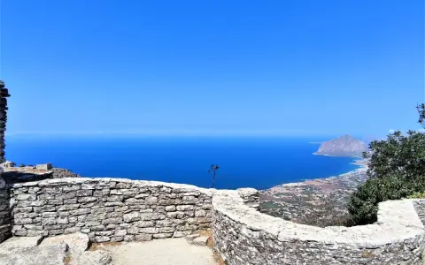 Vista mozzafiato dal castello di Erice, con il mare blu intenso e il Monte Cofano all'orizzonte. Un luogo magico da esplorare.