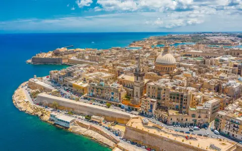 Valletta, Malta, vista aerea: un'idea di cosa fare a Malta esplorando le sue fortificazioni storiche e la cupola della cattedrale.