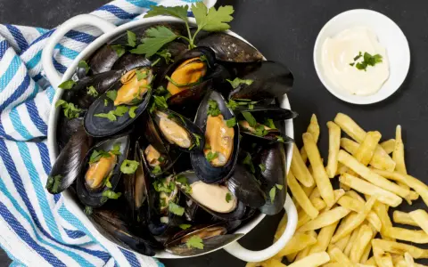 Cosa mangiare a Bruxelles? Cozze fresche con patatine fritte e maionese, un classico da provare!