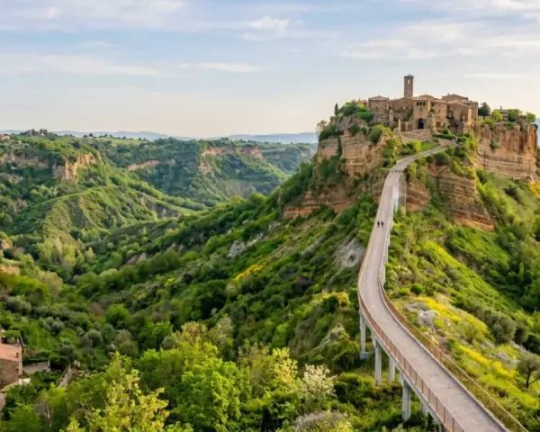 Civita di Bagnoregio, un borgo medievale su un'isola di tufo, raggiungibile tramite un lungo ponte pedonale.