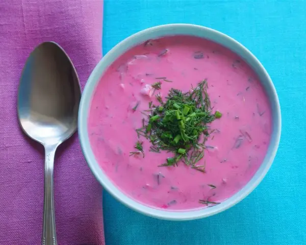 Zuppa fredda di barbabietole, un classico di cosa si mangia in Polonia, guarnita con aneto e erba cipollina.