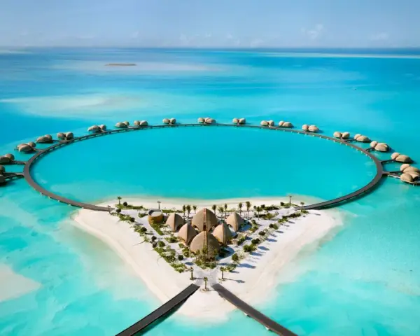 Un resort da sogno con bungalow sull'acqua a forma di cerchio, perfetto per chi cerca dove andare in vacanza ad agosto fuori Europa.