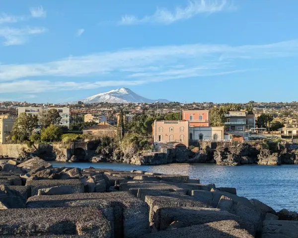 Vista di Catania e dell'Etna innevato, ideale per scoprire cosa vedere a Catania e dintorni in 3 giorni.