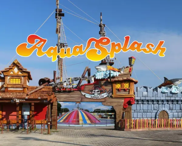 Ingresso a tema piratesco di AquaSplash, uno dei parchi divertimento Italia, con nave, castello e squali.
