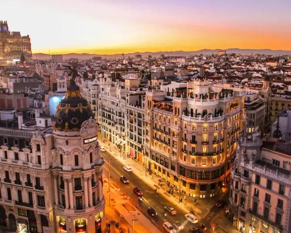 Vista aerea di Madrid al tramonto, con l'iconico edificio Metropolis. Perfetto per scoprire le cose da fare a Madrid.
