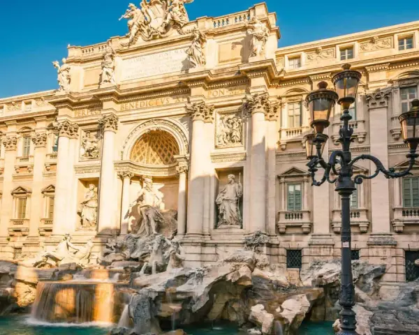 Fontana di Trevi, una delle citta piu belle d'Italia, con le sue sculture barocche e l'acqua che scorre.