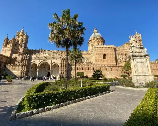 La Cattedrale di Palermo, un must per chi cerca cosa vedere a Palermo, con la sua maestosa architettura e il rigoglioso giardino.