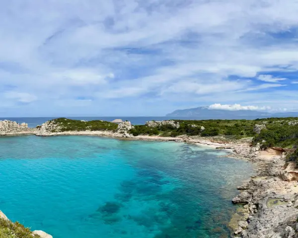 Acque cristalline e rocce scolpite dal vento sull'isola di Pianosa, un paradiso naturale incontaminato.