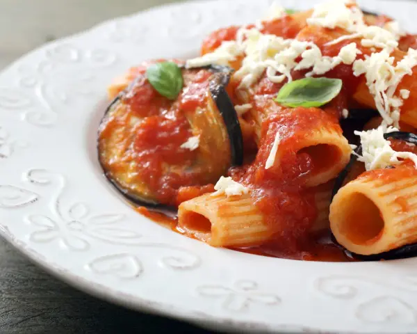 Pasta alla Norma, un classico da provare se ti chiedi cosa mangiare a Catania. Melanzane, pomodoro e ricotta salata.