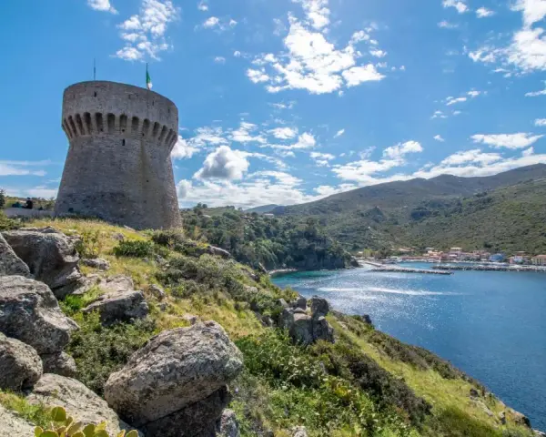 Torre del Giove, un simbolo dell'isola di Capraia, domina il golfo azzurro con le sue antiche mura.