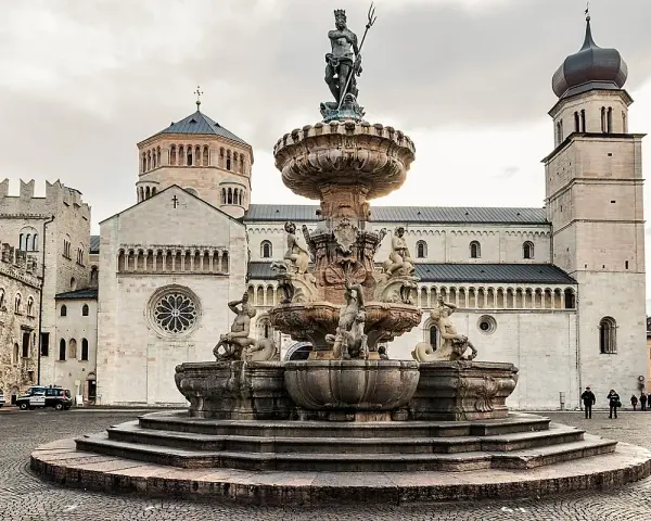 Fontana del Nettuno e Duomo di Trento, un'ottima introduzione per cosa vedere a Trento in un giorno.