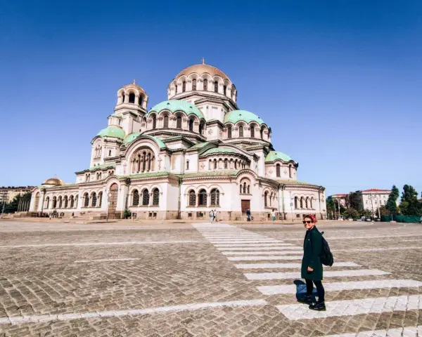Una donna attraversa la strada davanti alla maestosa Cattedrale Alexander Nevsky, un'icona di cosa fare a Sofia.